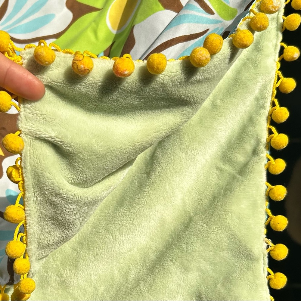Green aloha print beach blanket - Picture 10 of 14